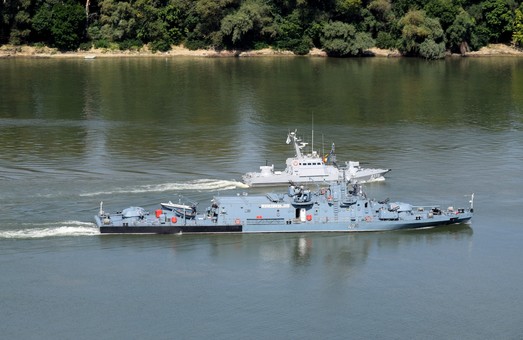 На Дунае у берегов Одесской области украинские и румынские военные моряки учатся вместе обеспечивать безопасность