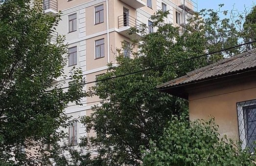 В Одессе посреди частного сектора возводится жилая многоэтажка (ФОТО)