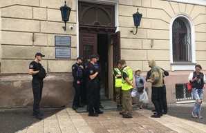 Экс-ректор ОНМедУ Запорожан пошёл на штурм вуза и заблокировал выдачу зарплат и стипендий (ФОТО)