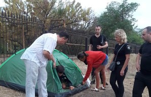 Детей, живших на пляже, забрали у мамы и отправили в детдом