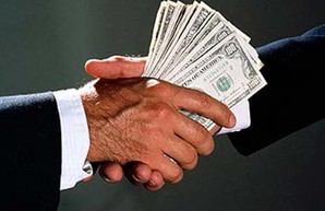 Взятку одному одесскому судье передавали через другого