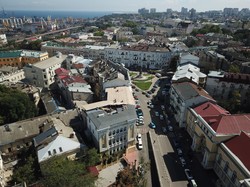 В Одессе на крыше дома напротив школы Столярского возводят нахалстрой (ФОТО, ВИДЕО)