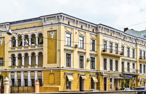 В Одессе на крыше дома напротив школы Столярского возводят нахалстрой (ФОТО, ВИДЕО)