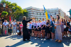 На Потемкинской лестнице в Одессе растянули огромный рушник в виде слова "МИР" (ФОТО)