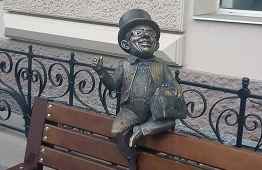В центре Одессы появилась статуэтка банкира (ФОТО)