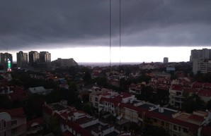Одесситы публикуют фото масштабной грозы над городом