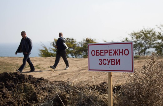 Выделены деньги на спасение Черноморска от оползней (ФОТО)