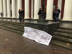 Перед одесским горсоветом протестуют против застройки санаториев (ФОТО)