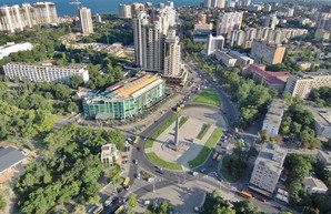 Обелиск на площади Десятого апреля отремонтируют