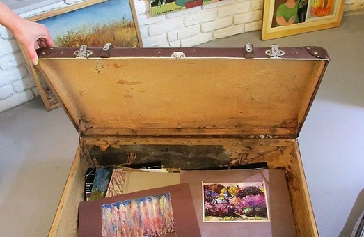 Хранить картины в чемоданах призывает выставка, открывшаяся в арт-салоне «Эксклюзив»