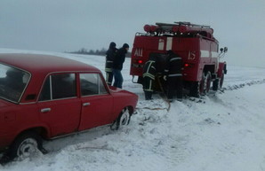 Некоторые дороги Одесской области завалило снегом (ФОТО)