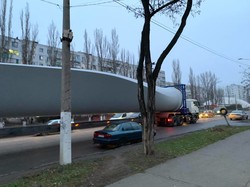 По Одессе провезли огромную лопасть ветрогенератора (ФОТО)