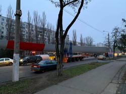 По Одессе провезли огромную лопасть ветрогенератора (ФОТО)