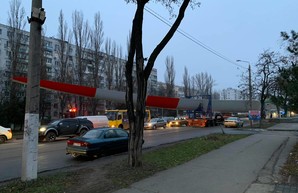 По Одессе провезли огромную лопасть ветрогенератора (ФОТО)