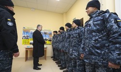 В Одессе Порошенко посетил общежитие для моряков-контрактников ВМС (ФОТО)