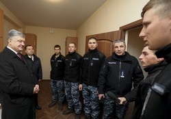 В Одессе Порошенко посетил общежитие для моряков-контрактников ВМС (ФОТО)