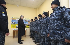 В Одессе Порошенко посетил общежитие для моряков-контрактников ВМС (ФОТО)
