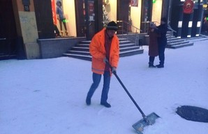 Как город справляется с последствиями снегопада (ФОТО)