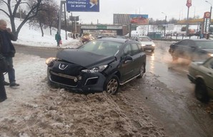В Одессе армейская бронемашина не разминулась с двумя легковушками (ФОТО)