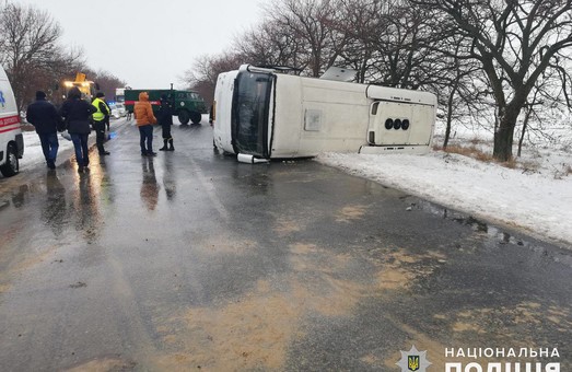 Рейсовый автобус "Херсон - Одесса" перевернулся в Николаевской области: восемь пассажиров травмированы