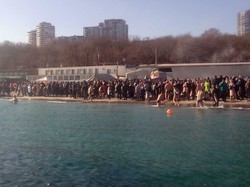 Крещенские купания на пляжах Одессы: более 10 тысяч человек окунулись в море (ФОТО)