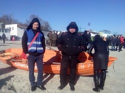 Крещенские купания на пляжах Одессы: более 10 тысяч человек окунулись в море (ФОТО)
