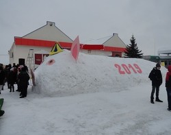 Подольск подложил Одессе гигантскую снежную свинью (ФОТО)
