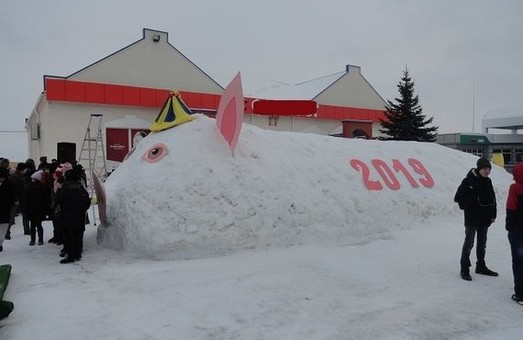 Подольск подложил Одессе гигантскую снежную свинью (ФОТО)