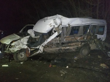 Страшная авария под Одессой: пассажирский микроавтобус столкнулся с грузовиком (ФОТО)