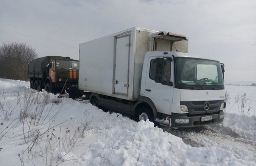 На дорогах Одесской области продолжают спасать транспорт и людей (ФОТО)