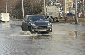 Причиной аварии на водопроводе в Одессе стал незаконный рекламный щит