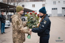 В Одессе военный предложил руку и сердце девушке-полицейскому (ФОТО, ВИДЕО)