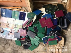 Три сотни паспортов других государств изъяли правоохранители у банды (ФОТО, ВИДЕО)