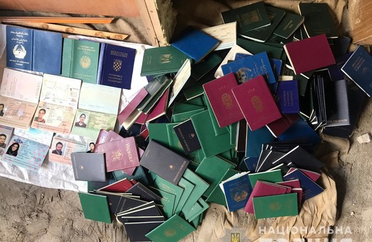 Три сотни паспортов других государств изъяли правоохранители у банды (ФОТО, ВИДЕО)