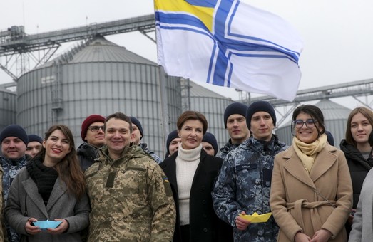 В Одессе на борту флагмана ВМСУ первая леди провела флешмоб в поддержку пленных украинских моряков (ФОТО)