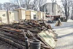 После субботника в Летнем театре одесский Горсад оказался завален строительным мусором