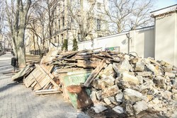 После субботника в Летнем театре одесский Горсад оказался завален строительным мусором