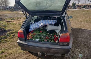 Грабители цветов на могилах задержаны в Одессе (ФОТО)