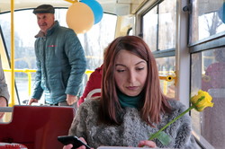 В Одессе пассажирок трамвая поздравляли с весенним праздником 8 марта и дарили цветы (ФОТО, ВИДЕО)