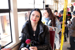 В Одессе пассажирок трамвая поздравляли с весенним праздником 8 марта и дарили цветы (ФОТО, ВИДЕО)