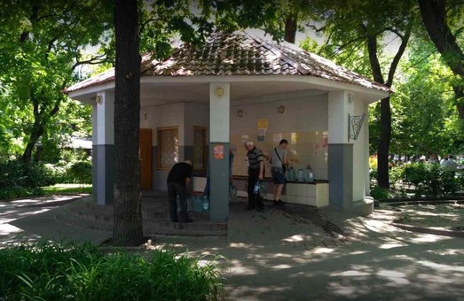 В Одессе закрыли на ремонт бювет в Старобазарном сквере