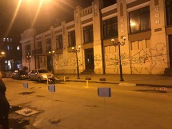 В Одессе вандалы поиздевались над театром (ФОТО)