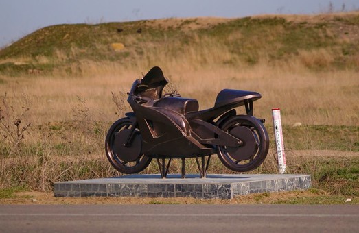 В Одесской области появился памятник погибшему мотоциклисту