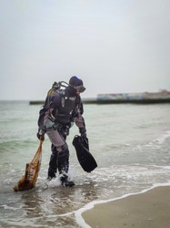 Дайвинг: одесские пляжи чистят от опасных предметов водолазы (ФОТО)