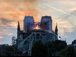 Сгорел Собор Парижской Богоматери, но его восстановят (ФОТО)