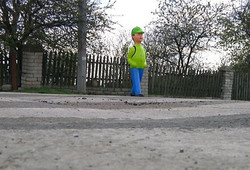 В селе Визирка в Одесской области возле пешеходных переходов установили пластмассовые фигуры школьников