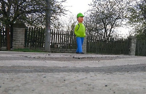 В селе Визирка в Одесской области возле пешеходных переходов установили пластмассовые фигуры школьников
