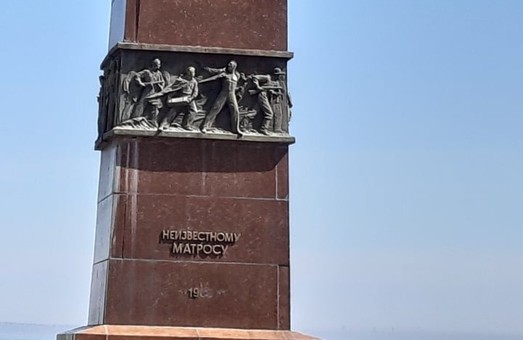В Одессе вандалы поиздевались над Памятником Неизвестному Матросу