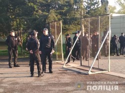 Одесская полиция уже контролирует Куликово поле и Соборную площадь: вход только через пункты фильтрации (ФОТО)