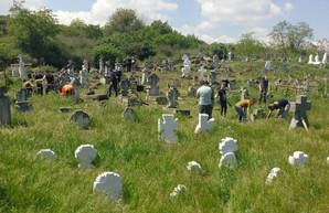 Одесситы провели благоустройство на самом старом казацком кладбище города (ФОТО)